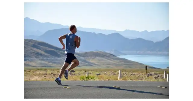 Bieganie po jedzeniu: ile czekać? Poznaj złote zasady