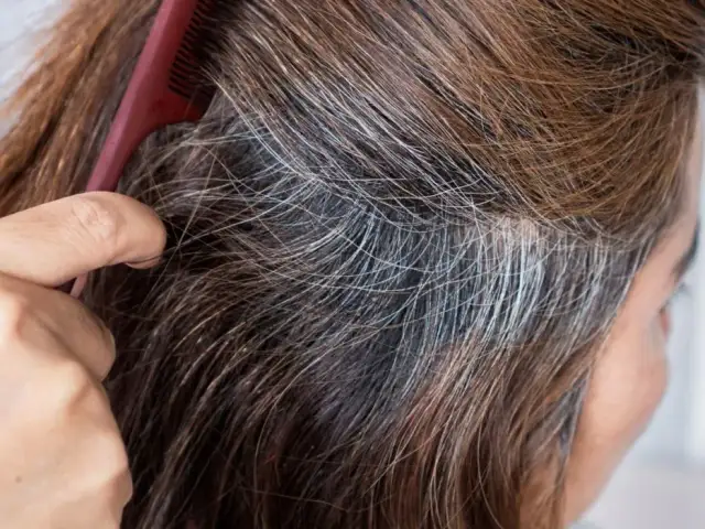 Jak ukryć siwe odrosty na ciemnych włosach w kilka minut?