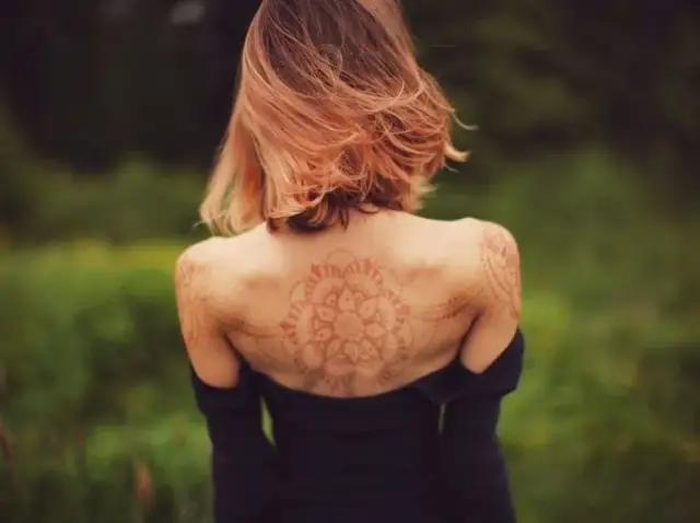 Ile kosztuje tatuaż henna? Ceny, porady i tajniki oszczędności