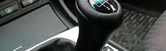 Czy można zmieniać biegi bez sprzęgła? Odkryj ryzyko i techniki