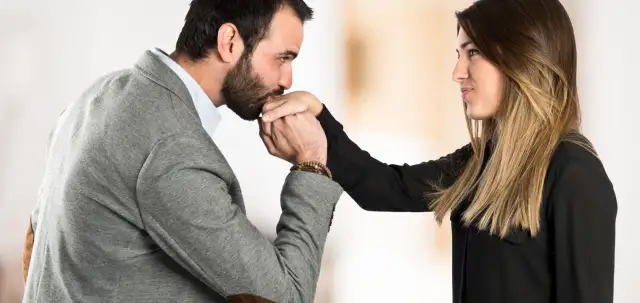 Jak zwracać się do dziewczyny w różnych sytuacjach bez faux pas