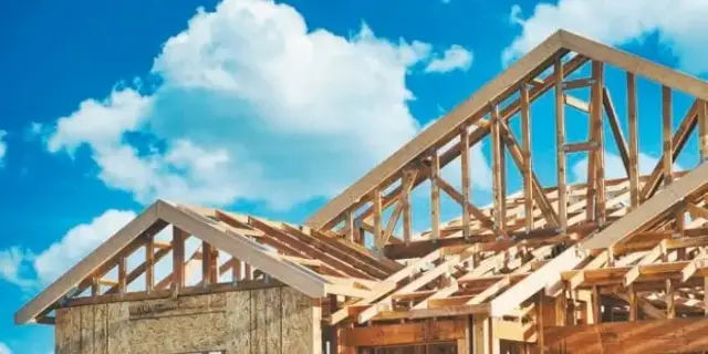 Elektryka w domu drewnianym: Jak uniknąć pożaru? Porady eksperta