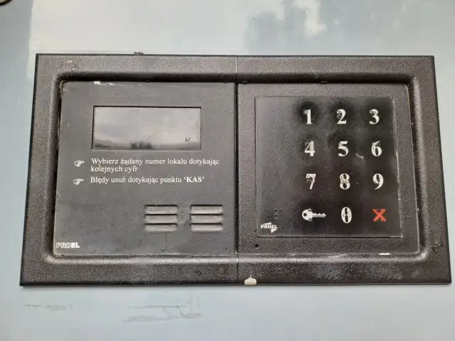 Domofon PROEL z klawiaturą numeryczną i wyświetlaczem. Zastanawiasz się, czy można zmienić kod do domofonu?