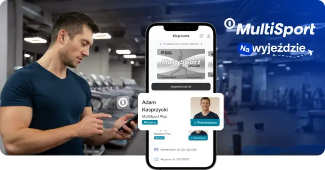 Mężczyzna sprawdza w telefonie, jak działa Multisport. Aplikacja pokazuje jego kartę i status aktywności.