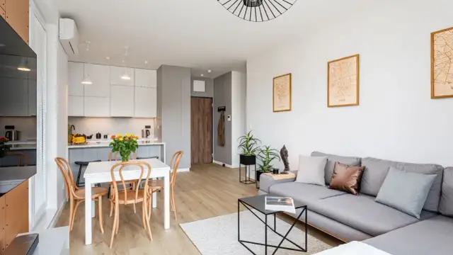 Jaki kolor podłogi do salonu? Ekspert radzi: trendy i triki!