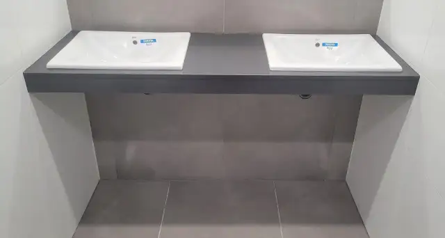 Konglomerat na blat łazienkowy: Wybierz trwałość i styl. Poradnik!