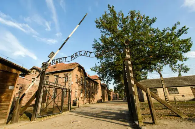 Gdzie jest obóz Auschwitz? Odkryj jego lokalizację i historię