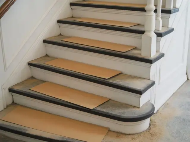 Co położyć na schody drewniane, aby uniknąć zniszczeń i poprawić wygląd?