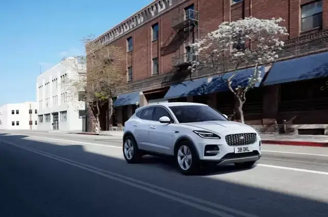 SUV: Co to znaczy? Poznaj definicję, cechy i czy to auto dla Ciebie.