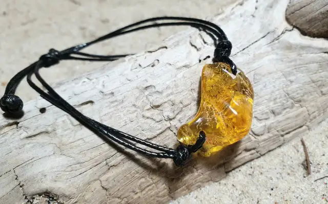 Bransoletka z bursztynu na co pomaga – odkryj jej zdrowotne właściwości