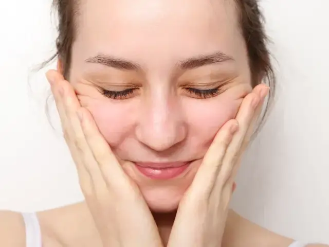 Skuteczne sposoby na zmywanie SPF: uniknij podrażnień i zatykania porów