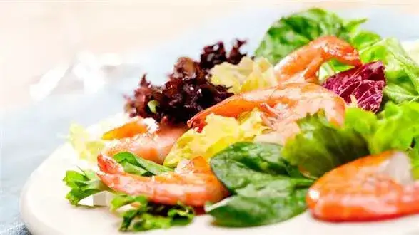 Jaka sałatka do owoców morza – proste przepisy, które zachwycą smakiem