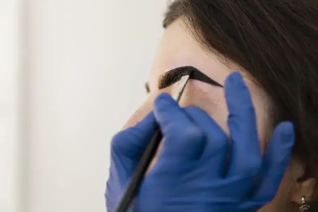 Dlaczego czarna henna wychodzi fioletowa? Odkryj przyczyny tego zjawiska