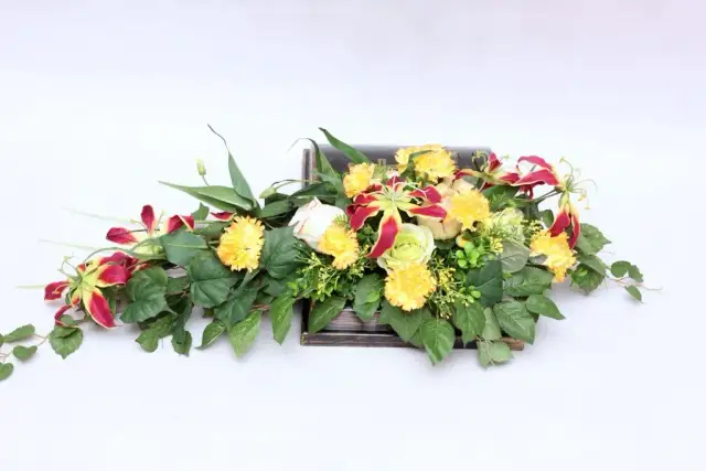 Jak zrobić stroiki na cmentarz, które wyrażają pamięć i szacunek