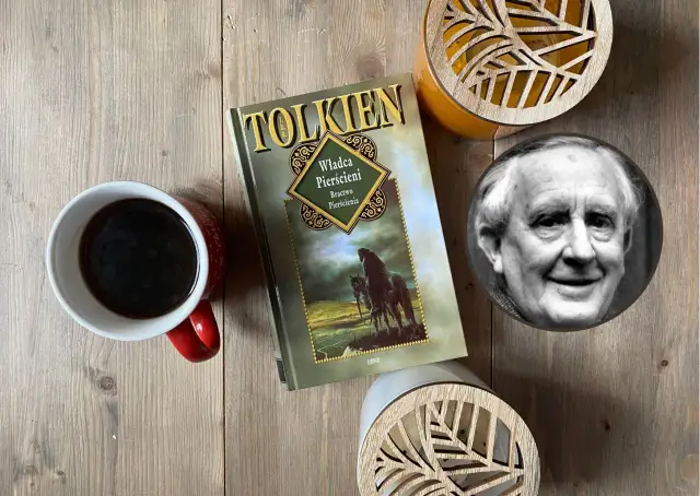 Kawa i książka "Władca Pierścieni" obok portretu J.R.R. Tolkiena. Krótka biografia pisarza inspiruje do podróży w świat fantasy.