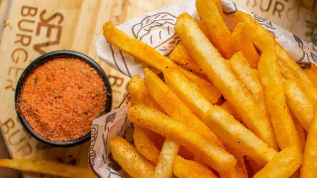 Frytki z czym podać? Odkryj najlepsze dodatki i sosy do frytek