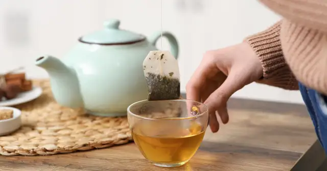 Gdzie wyrzucać torebki po herbacie? Sprawdź, jak segregować!