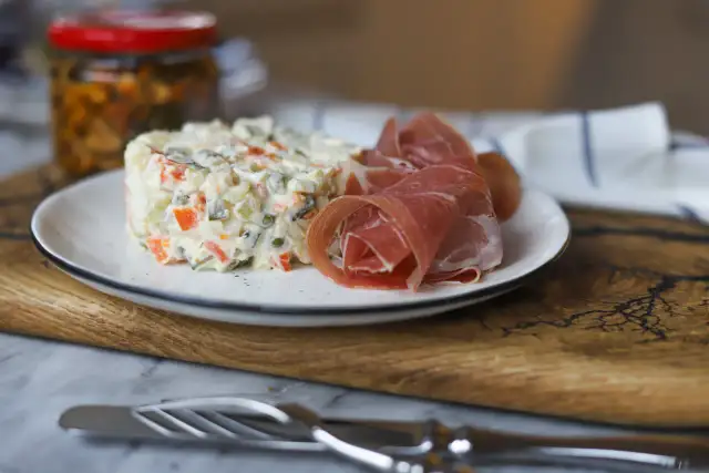 Jakie mięso do sałatki jarzynowej? Sprawdź najlepsze dodatki i przepisy!