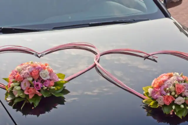 Jak ozdobić samochód do ślubu - inspiracje, które zachwycą gości