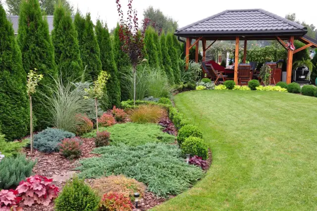 Czym ogrodzić rabaty kwiatowe, by uniknąć nieestetycznych rozwiązań?