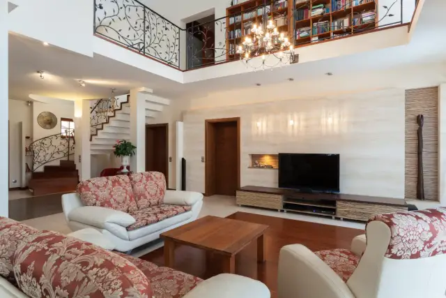 Jak urządzić salon z antresolą: praktyczne porady i inspiracje