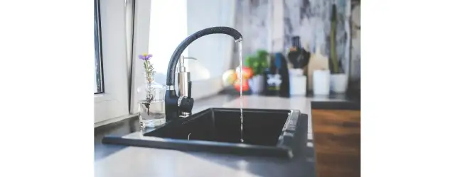 Jak przetkać zlew sodą i octem: skuteczne metody na zatory