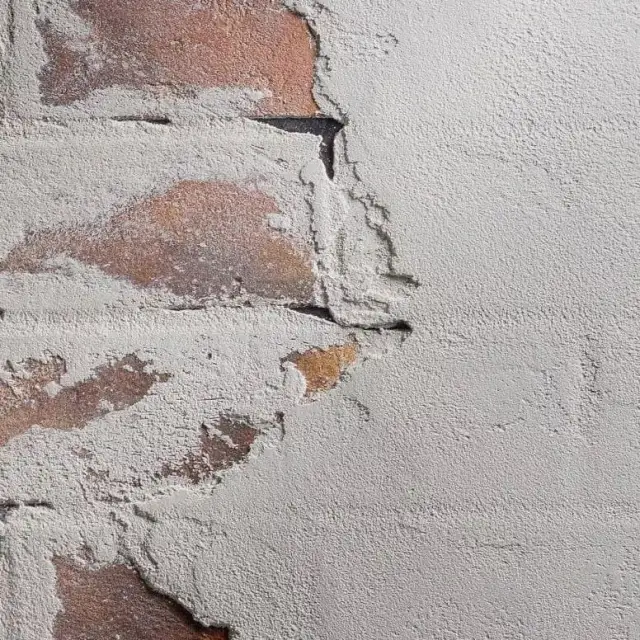 Tynki cementowo-wapienne czy gipsowe: porównanie cen i trwałości