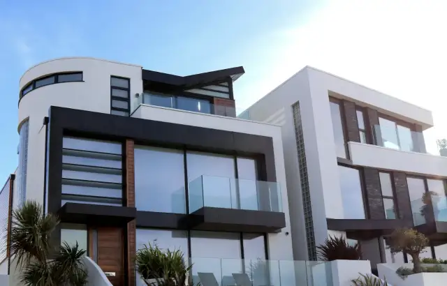 Sprzedaż i montaż okien, drzwi, bram i ogrodzeń – na co zwrócić uwagę przed podpisaniem umowy?