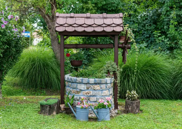 Skuteczne sposoby jak zamaskować studnię w ogrodzie: 6 sprawdzonych metod