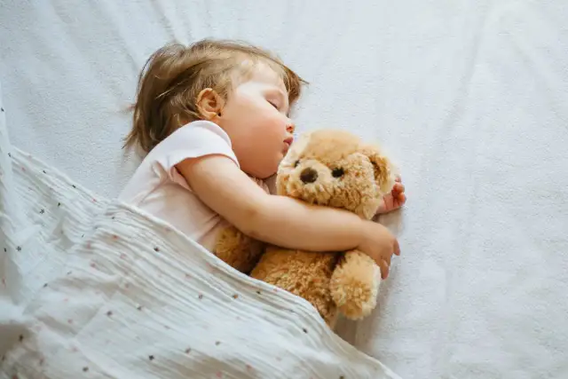 Jaki materac dla 2 latka wybrać, aby zapewnić zdrowy sen i bezpieczeństwo