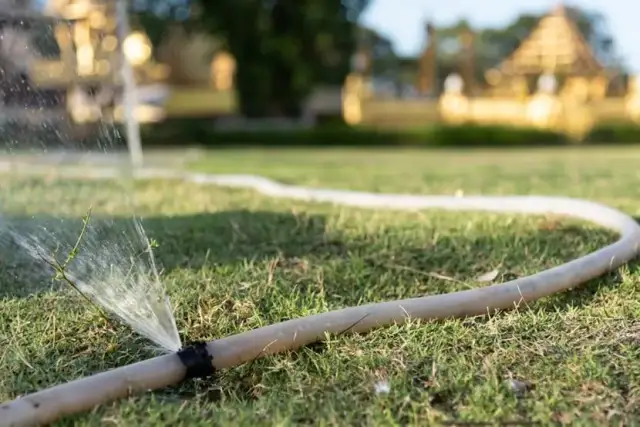 Jak naprawić dziurawy wąż ogrodowy i uniknąć kosztownych problemów