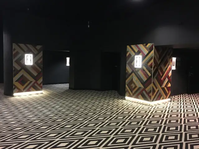 Art Deco w kinie: Jak filmy kształtują styl wnętrz?