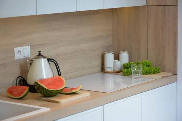 Co postawić na blacie w kuchni, aby stworzyć idealną przestrzeń?