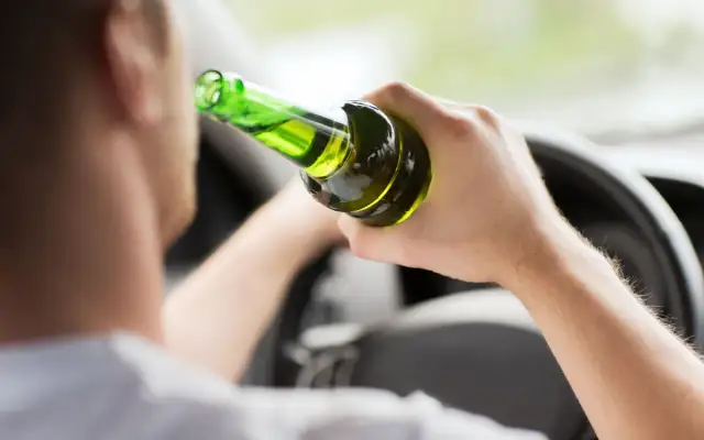 Czy można jeździć pod wpływem alkoholu na własnej posesji? Sprawdź przepisy