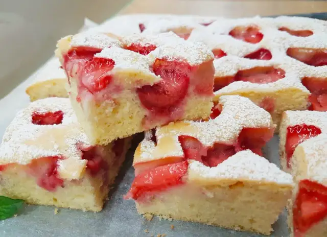 Pyszny przepis na ciasto maślane z owocami, które zaskoczy każdego