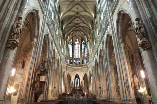 Rzeźby gotyku: Historia, cechy i najważniejsze dzieła sztuki