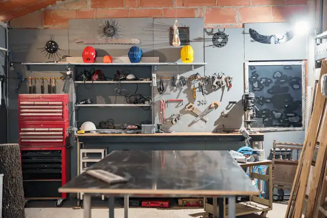 Jak urządzić warsztat domowy, aby uniknąć chaosu i zyskać przestrzeń