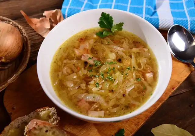 Jak się robi zupę cebulową - proste przepisy, które zachwycą smakoszy