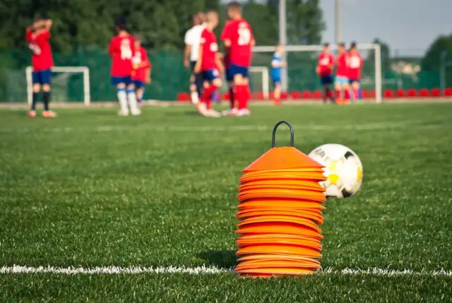 Jak okiwać przeciwnika w piłce? Mistrzowski drybling krok po kroku