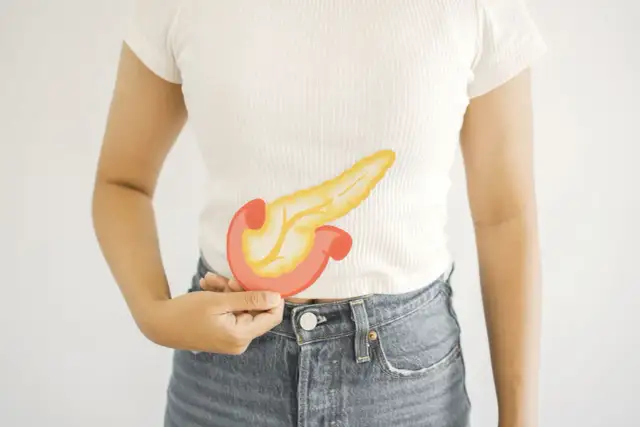 Kobieta trzyma symbol trzustki, sugerując, że lipaza norma jest w porządku.