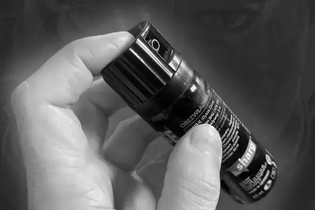 Gaz pieprzowy w Polsce: Legalny bez pozwolenia? Wszystko o obronie