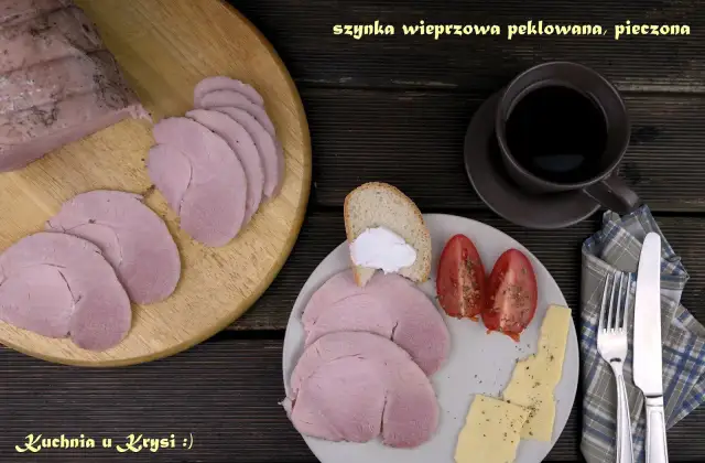 Pyszna szynka kulka na obiad, pokrojona w plastry, z chlebem, pomidorami i serem. Idealna na lekki posiłek.