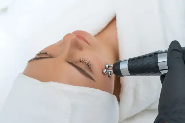 Kosmetyczny koktajl: Jak odmłodzić skórę i poprawić jej wygląd