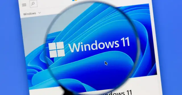 Lupa powiększa logo Windows 11, sugerując optymalizację systemu.