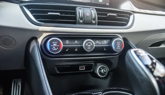 Co to AC w samochodzie? Działanie, typy, serwis i usterki