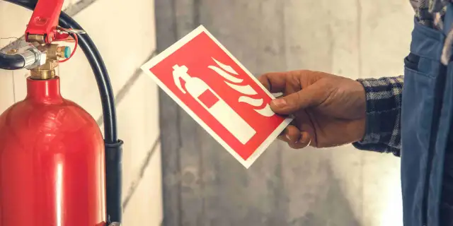 Jak obliczyć gaśnice na m²? Uniknij kar! Poradnik PPOŻ