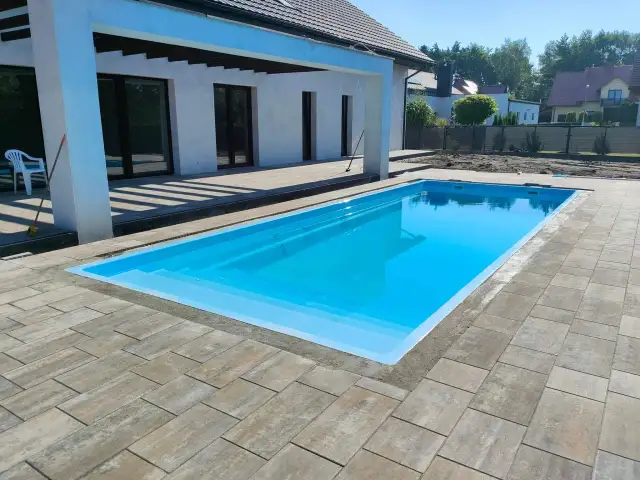 Nowy basen przy domu. Czy na budowę basenu trzeba mieć pozwolenie? To pytanie zadaje sobie wielu właścicieli posesji.