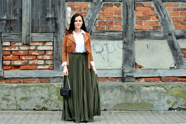 Co ubrać do plisowanej spódnicy, by zawsze wyglądać stylowo?