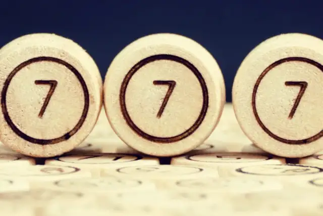 777: Poznaj znaczenie tej magicznej liczby w numerologii
