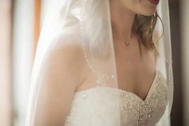 Jak szybko sprzedać suknię ślubną i uniknąć strat finansowych